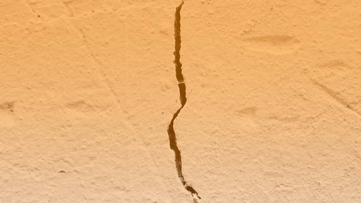 Fractured wall with a crack going down the middle